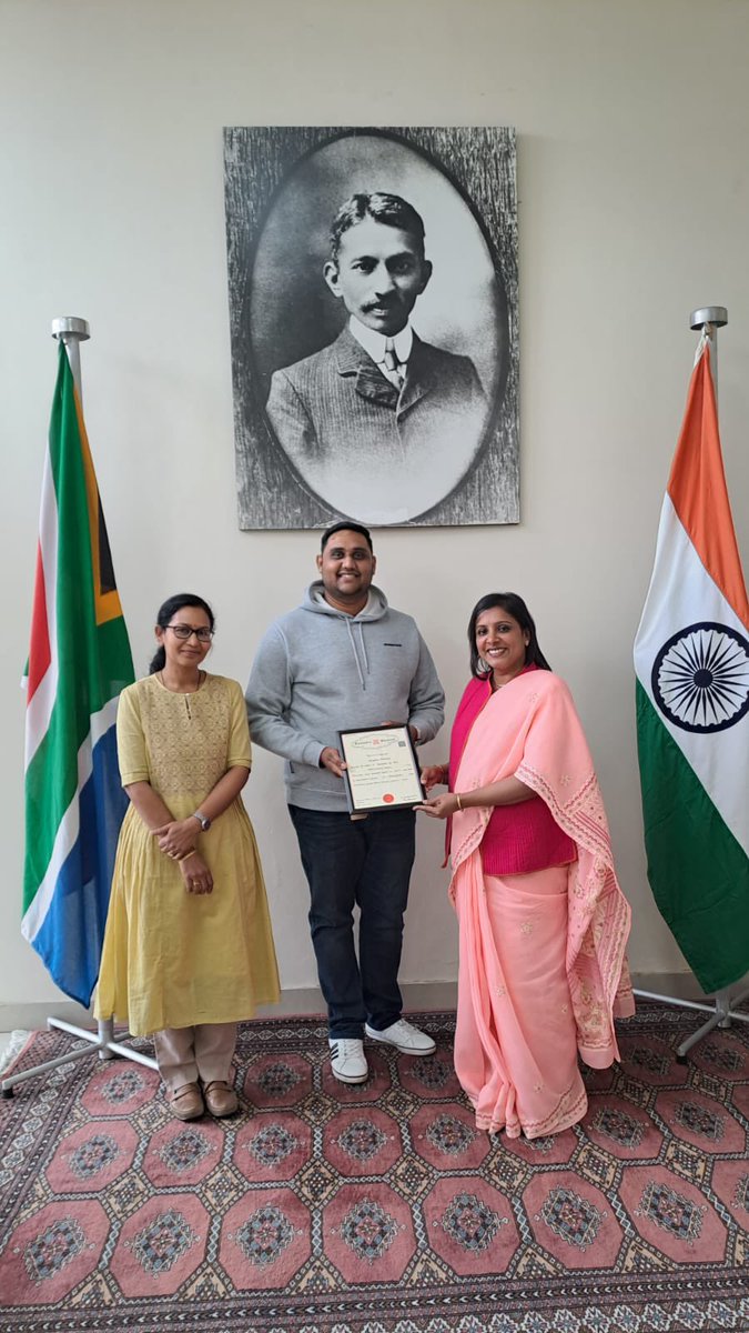CGIDurban's tweet image. Congratulations Mr Kiyalan Archary on receiving the original degree certificate for completing Bachelor’s in Arts(H) Music from the Rabindra Bharti University,  Kolkata 🇮🇳🤝🇿🇦🎶
#KnowledgePartnership
#VasudhaivaKutumbakam 
@hci_pretoria @iccr_hq @iccr_durban @DiasporaDiv_MEA