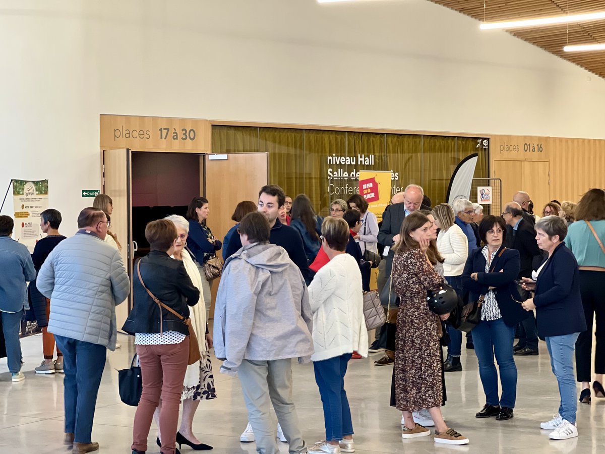 lamayenne's tweet photo. [#SANTÉ] 🤝 Un moment privilégié pour échanger, partager des connaissances, et renforcer notre engagement collectif pour la santé dans notre #Département. 

____
#PreventionCancer #espacemayenne #SanteMayenne #OctobreRose https://t.co/UtZ4QyLpf9