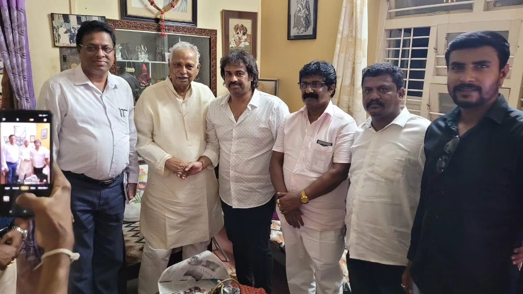 Madhu_Bangarapp's tweet photo. ಹಿರಿಯರು ಹಾಗೂ ಮಾರ್ಗದರ್ಶಕರು ಆದ ಶ್ರೀ ಕಾಗೋಡು ತಿಮ್ಮಪ್ಪನವರನ್ನು ಇಂದು ಅವರ ನಿವಾಸದಲ್ಲಿ ಸೌಹಾರ್ದಯುತವಾಗಿ ಭೇಟಿ ಮಾಡಿ ಕುಶಲೋಪರಿ ವಿಚಾರಿಸಿದೆ...

#KagoduThimmappa #INCKarnataka #Nammakarnataka #EducationMinister #Soraba #Shivamogga #Shimoga #Karnataka
#Madhu_Bangarappa
#Team_Madhu_Bangarappa https://t.co/miwTU5juea