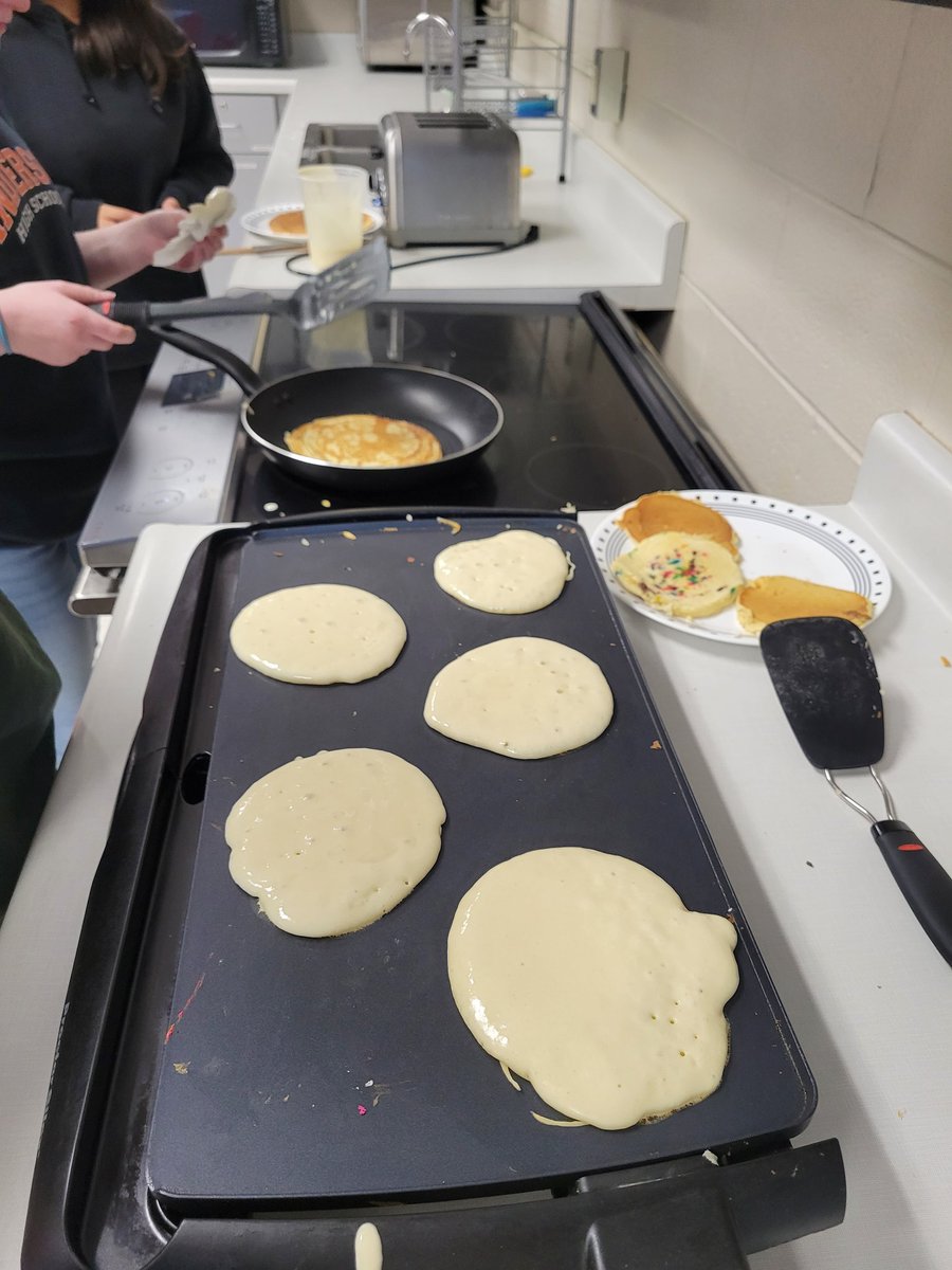 Anderson_FCS's tweet photo. Anything breakfast today! Students made French toast, omelets, scrambled eggs, and pancakes (with sprinkles and homemade whipped cream). They even made new friends with the extra pancakes! #ILoveMyJob #IAmGainingWeightTasteTesting #AHSisFamily #CreativeCooks https://t.co/jv0vbuSeg9