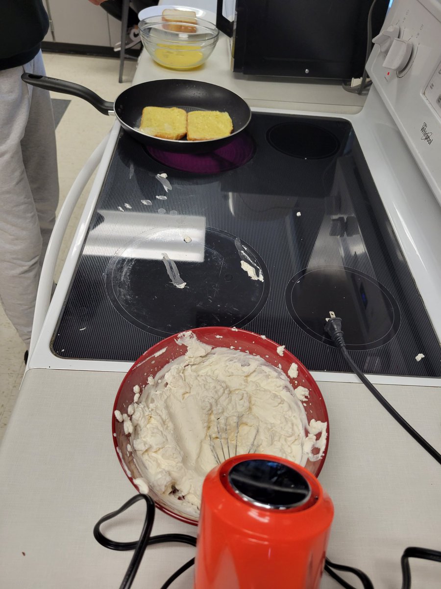 Anderson_FCS's tweet photo. Anything breakfast today! Students made French toast, omelets, scrambled eggs, and pancakes (with sprinkles and homemade whipped cream). They even made new friends with the extra pancakes! #ILoveMyJob #IAmGainingWeightTasteTesting #AHSisFamily #CreativeCooks https://t.co/jv0vbuSeg9