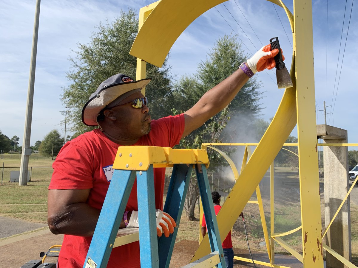 ‼️ APSO Day of Service ‼️ @alabamapower volunteers helped make two west Alabama parks more beautiful and took a bite out of food insecurity in the region during a dedicated day of service this week. Learn more: bit.ly/3PWHmIs