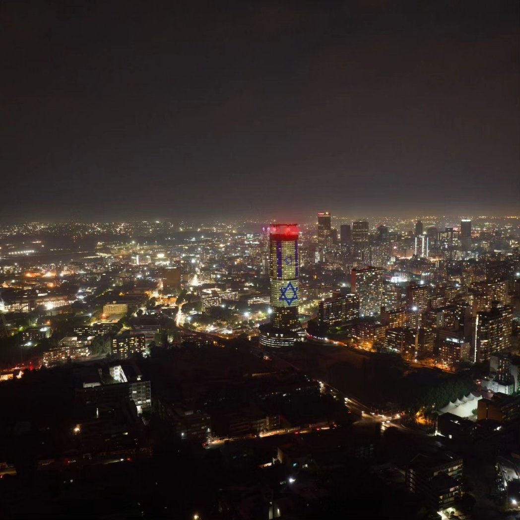 MZANSIISRAEL's tweet photo. The Johannesburg night sky lit up in support of Israel 🇮🇱 ❤️ https://t.co/Y1vvjzWujl