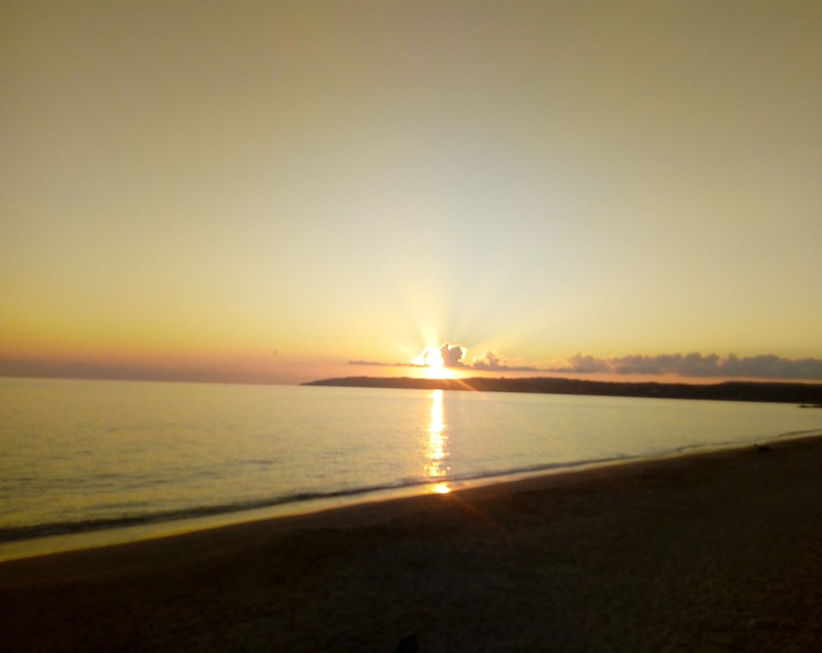LynnParsonsUK's tweet photo. Melz Thank You for this #DevonSunset #WindowOnYourWorld captured earlier ~ We So appreciate You sharing with Us on the #EveningShow #MellowMagicDigital 🌈🦋 https://t.co/0W9udw1LO3