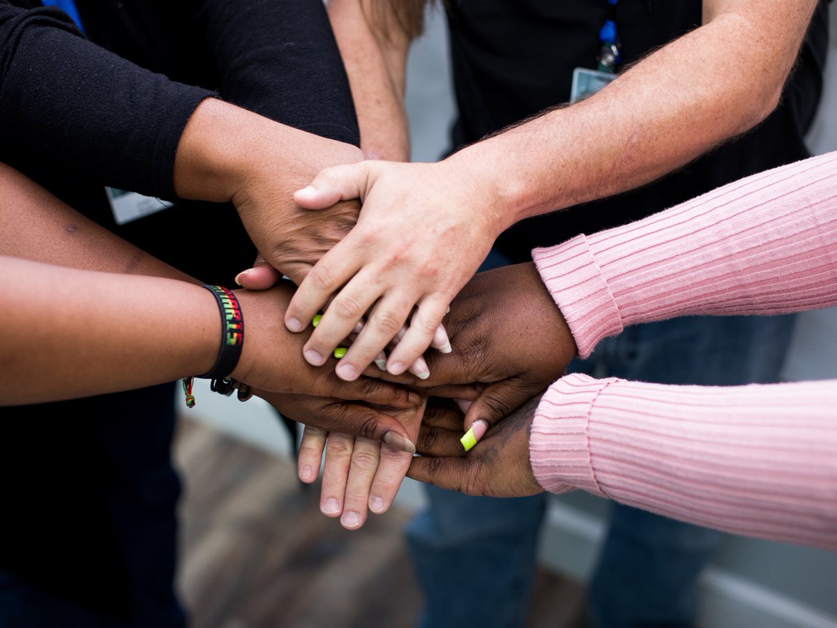 OneTouchDirect's tweet photo. Hand in hand, we aim to brighten our customers and clients days with every call we take! 🤝💙💚 #onetouchdirect https://t.co/AFhf2oXhL4