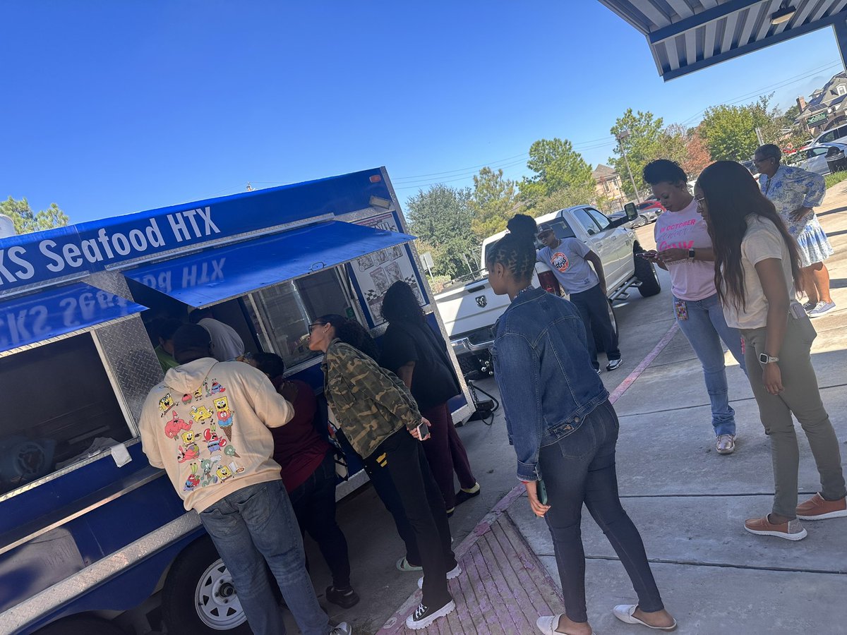 Thank you #ricksseafoodhtx for coming to @Thompsonhisd for our staff.  #foodtruckthursday @brame_manuel @ChanteGary @nwhite4002 #greatfood