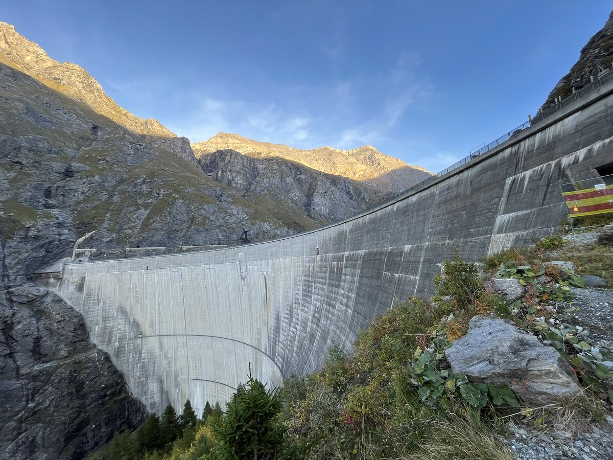 mmoret2's tweet photo. #Switzerland #valais #bagnes #mauvoisin https://t.co/GF8s9diINz