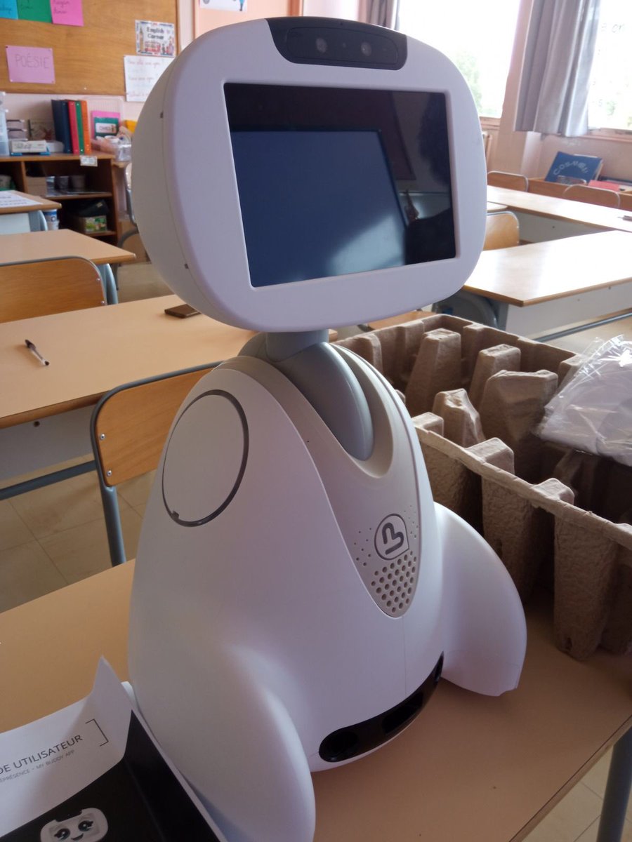 Heureuse d’avoir pu remettre aujourd’hui un robot BUDDY aux maîtresses d’A. qui ne peut plus aller à l’école en raison d’une lourde pathologie. Elle va ainsi pouvoir rester en contact avec sa classe. <a href="/Dsden87/">DSDEN de la Haute-Vienne</a> <a href="/aclimoges/">Académie de Limoges</a>