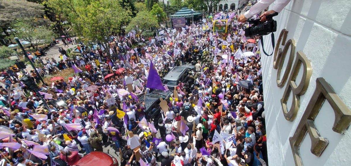 Sanchezmendieta's tweet photo. Así fue la marcha y caravana que acompañó a Daniel Noboa, candidato a la Presidencia del Ecuador, hoy en #Cuenca. https://t.co/5uHkairkEx