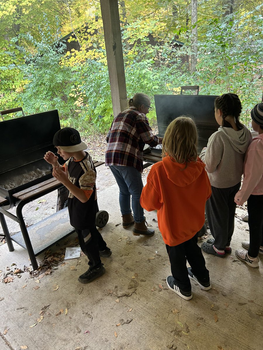 IS_MissGerken's tweet photo. Introducing the newest Top Chefs of Camp Palmer 👩🏼‍🍳👨‍🍳 #FifthGradeCamp #TeamBlue 
@5thcampblue 
@OtsegoGrade5 https://t.co/5hHvF8Sq7w