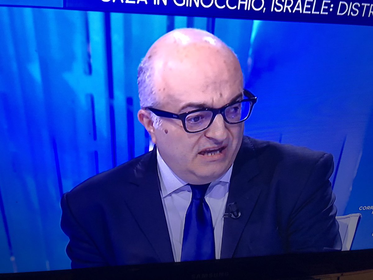 RobertoPorta7's tweet photo. Questo è un poveraccio. Non è stato nemmeno capace di fare l’addetto stampa a palazzo Chigi con un governo amico. Hanno dovuto mandarlo via. Ma cone si fa dire “ bisogna togliere l’acqua” a Gaza, ma come si fa? Dovrebbe vergognarsi. #ottoemezzo https://t.co/18U7c5GQNi