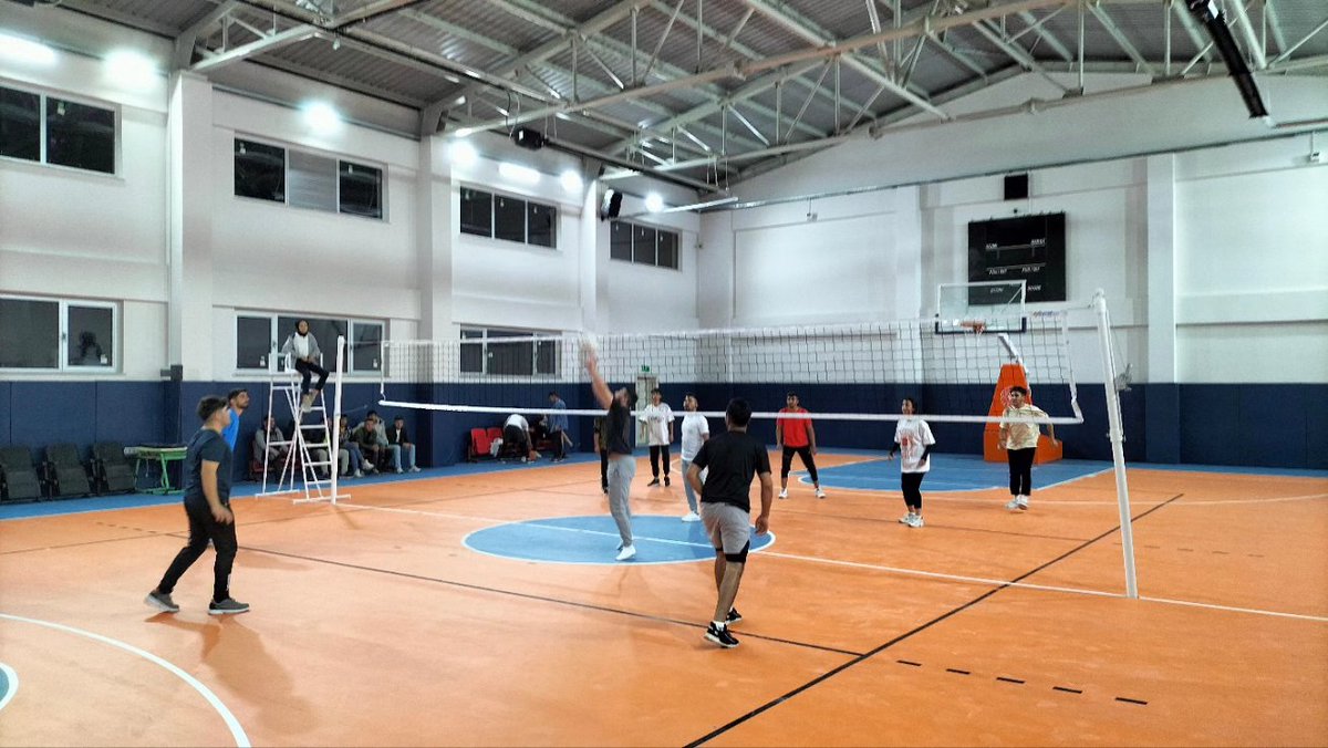 #amatörsporhaftası etkinlikleri kapsamında Kemah Meslek Yüksekokulda eğitim gören gençlerimizle voleybol müsabakası düzenledik.
#GSBGM