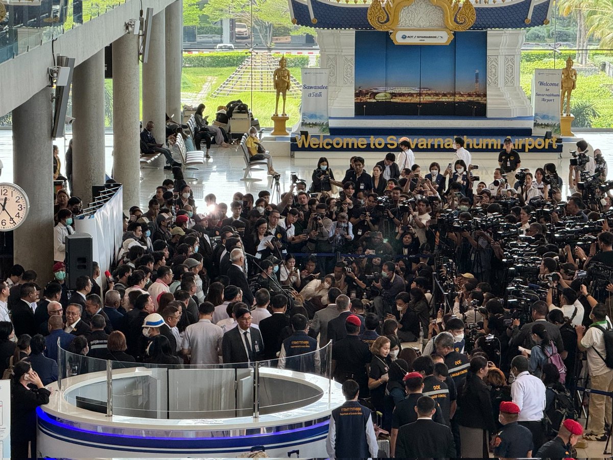 จองตั๋วก็ดันไปจองได้เที่ยวบินเดียวกับที่รัฐบาลนำคนเจ็บ 15 คน กลับพอดี แต่คนที่เหลืออีกเกินครึ่งที่ยืนแถลงข่าวอยู่นั่น ซื้อเองล้วนๆครับ 🙏🇹🇭