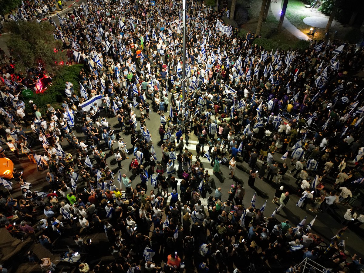 IsraelBardugo's tweet image. כעת בגבעת שמואל, אלפים עומדים בדומיה מחוץ לביתו של לוחם גולני אופיר ירוחין הי"ד לקראת מסע הלוויתו.
