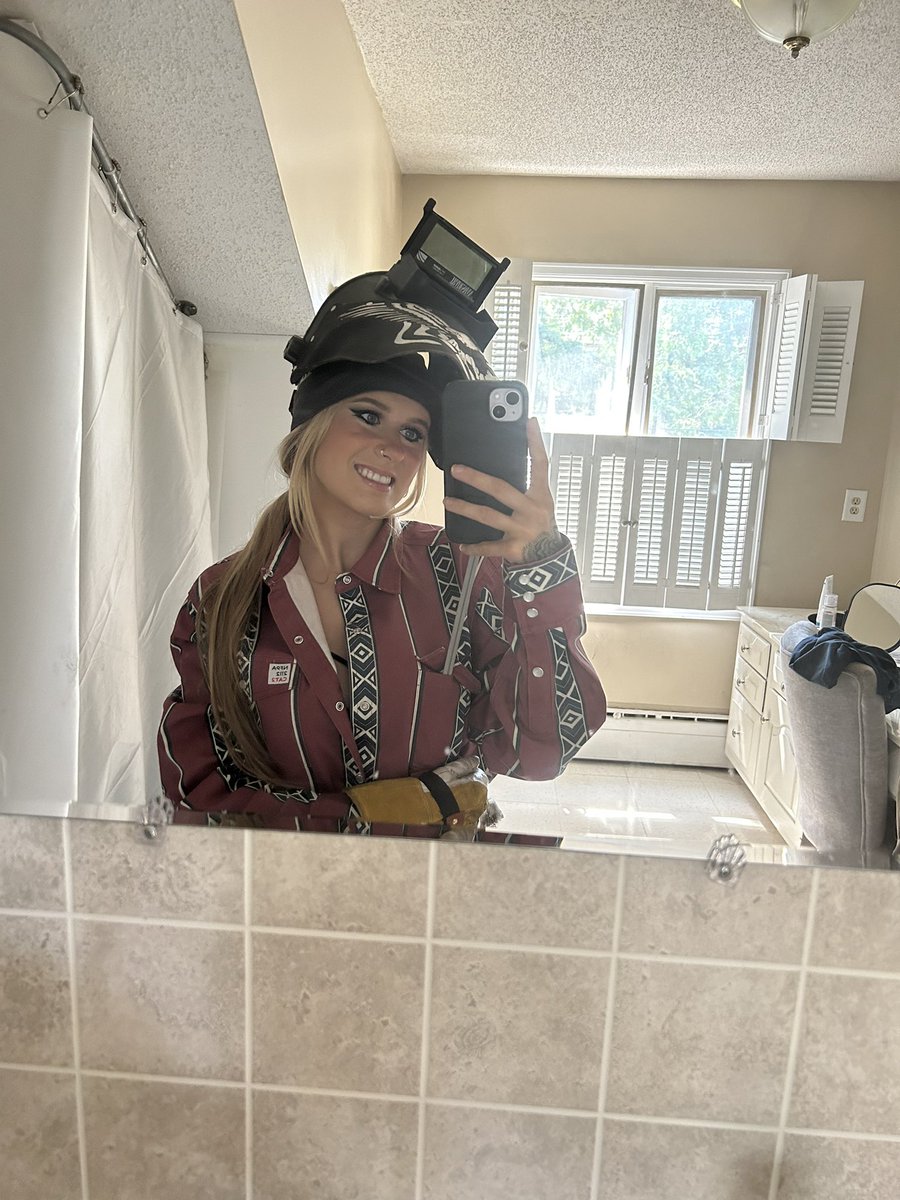 alexxistexxxas's tweet image. Let’s play tinder, RT if you’d swipe right
ALEXIS
-welder
-mechanic
-lover of road trips
-lover of animals
-23, 5’3”, from up north
Let’s see who would swipe right 😀❤️