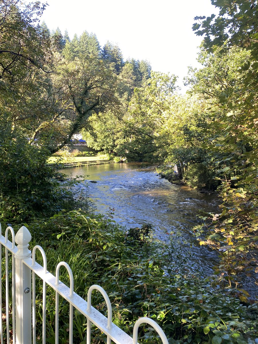 CreuddynDaear's tweet photo. Casglu data tra ar waith maes yn heulwen hydrefol Betws y Coed - a diolch am y croeso yn y Ganolfan Ymwelwyr hefyd 👏🏻☀️🌎@eryrinpa @ysgolycreuddyn https://t.co/xLIXjHR2Tw