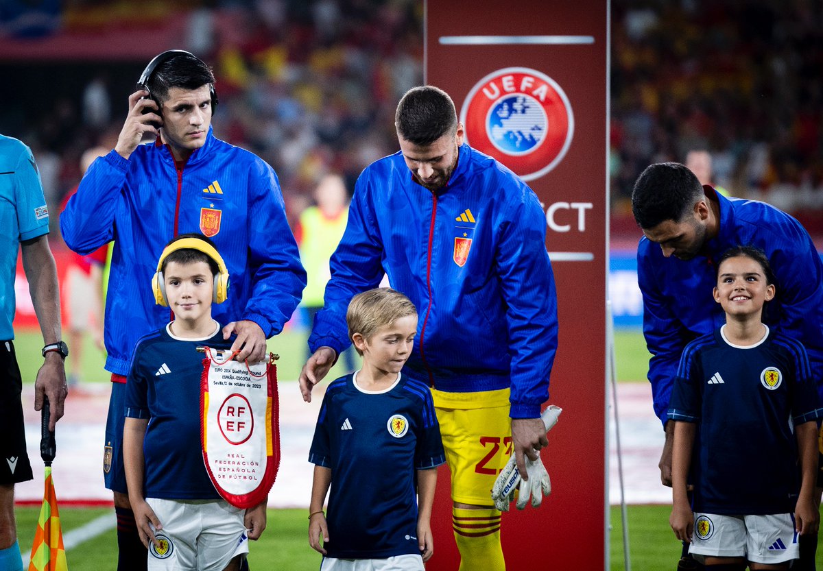 SEFutbol's tweet photo. 👏🏻 ¡¡FOTOGRAFÍAS QUE GRITAN MÁS QUE MIL PALABRAS!! 

🎧 Niños y niñas con autismo han salido al campo con unos auriculares de cancelación de ruido acompañando a unos jugadores que no han dudado en sumarse a la iniciativa.

Este gesto tan significativo se enmarca dentro de la estrategia de la @RFEF en la visibilización del autismo.

ℹ️ Más información: https://t.co/AfIN0IZehh 

#VamosEspaña | #EURO2024