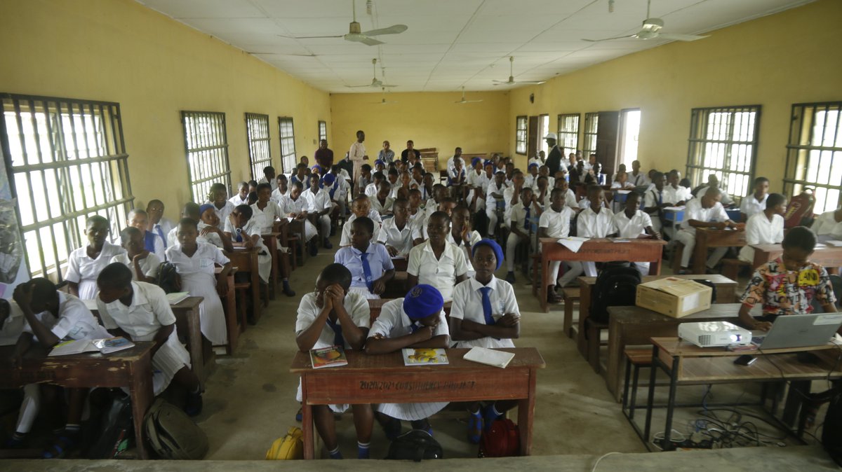 EDAFNG's tweet image. To commemorate the International Day of the Girl Child, the EDAF organized a Community Literacy Program aimed at educating young people on Life Skills, Health, and Digital Literacy at Community Comprehensive Secondary School, Edikor, Udung Uko LGA, Akwa Ibom State.

#EDAF