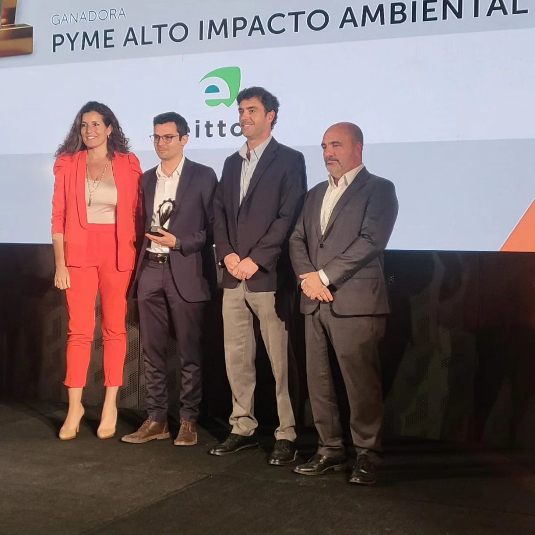 Entregamos los premios Clarin-Banco Galicia a las mejores Pymes. 
Entregué junto con Diego Rivas, gerente del Banco Galicia y María Julia Bearzi, Directora Ejecutiva de Endeavor a la empresa  EITTOR. Genera energía renovable a partir de residuos orgánicos.