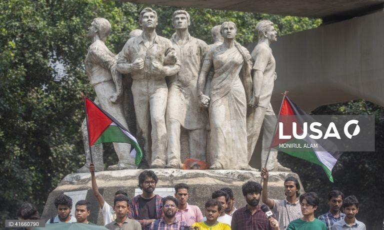 bsu_1952's tweet photo. @bsu_1952 members take part in a demonstration in solidarity with the Palestinian people if front of the anti-terrorism Raju Memorial Sculpture at the Dhaka University in Dhaka, Bangladesh 12 October 2023.

Photos: @Lusa_noticias 

#FreeIsrael #PalestineUnderAttack https://t.co/sAlHVmHTuw