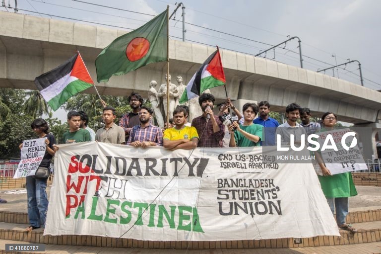 bsu_1952's tweet photo. @bsu_1952 members take part in a demonstration in solidarity with the Palestinian people if front of the anti-terrorism Raju Memorial Sculpture at the Dhaka University in Dhaka, Bangladesh 12 October 2023.

Photos: @Lusa_noticias 

#FreeIsrael #PalestineUnderAttack https://t.co/sAlHVmHTuw