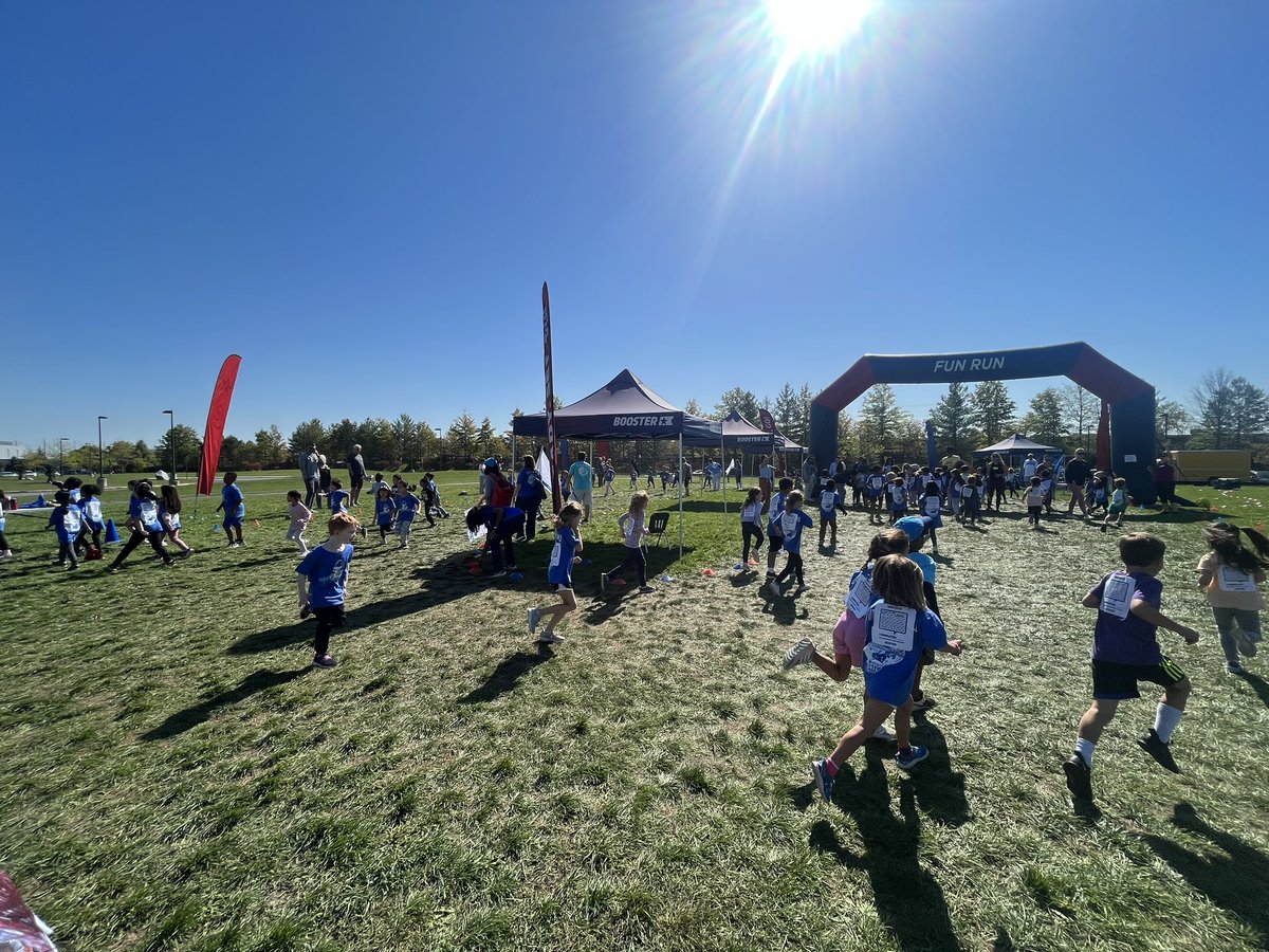 MrsALowe2's tweet photo. We had SO much fun running with our dinosaur friend at the fun run! 🦖I know our class is exhausted now but I am super proud of all of them. They absolutely crushed it! 🦖💪🏼🏃🏼‍♀️🏃🏽 #GoTeamDino #FunRun https://t.co/FSF2NY4hPs