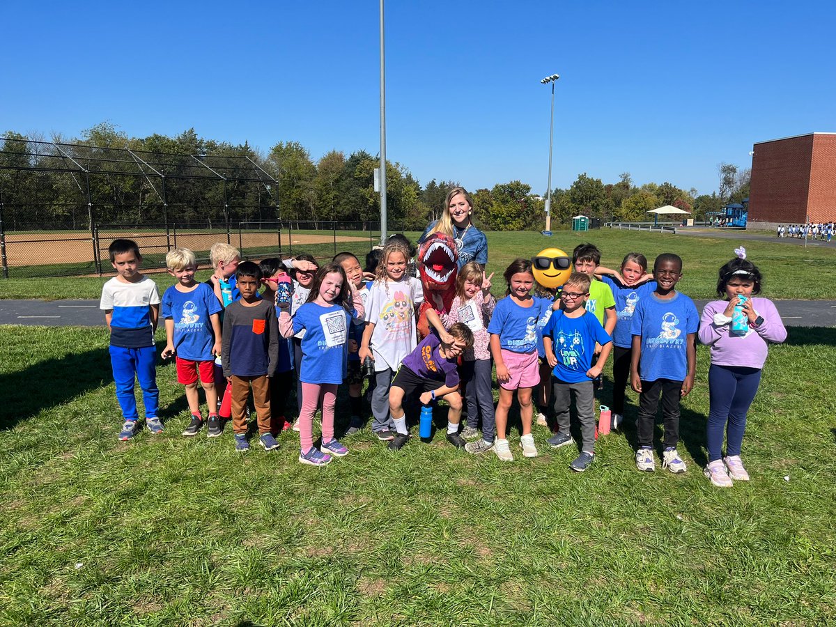 MrsALowe2's tweet photo. We had SO much fun running with our dinosaur friend at the fun run! 🦖I know our class is exhausted now but I am super proud of all of them. They absolutely crushed it! 🦖💪🏼🏃🏼‍♀️🏃🏽 #GoTeamDino #FunRun https://t.co/FSF2NY4hPs