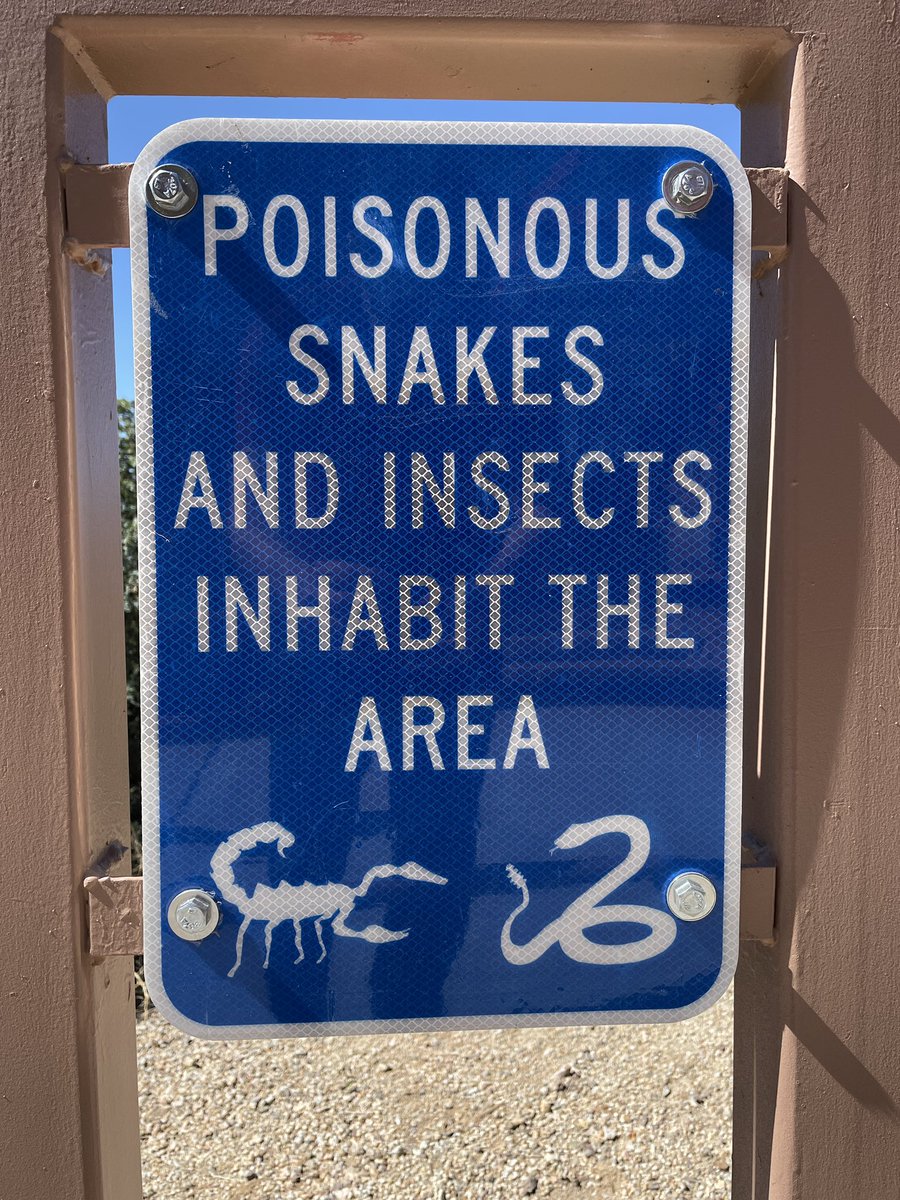 JohnBarentine's tweet photo. #ArizonaProblems 🐍 🦂 https://t.co/K1XQtbdu65
