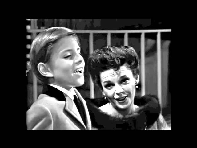 iShowTunes's tweet photo. #JudyGarland, performing with her 3 children...
#LizaMinnelli, @Lorna_Luft &amp; #JoeLuft. https://t.co/qZmN0fuDer