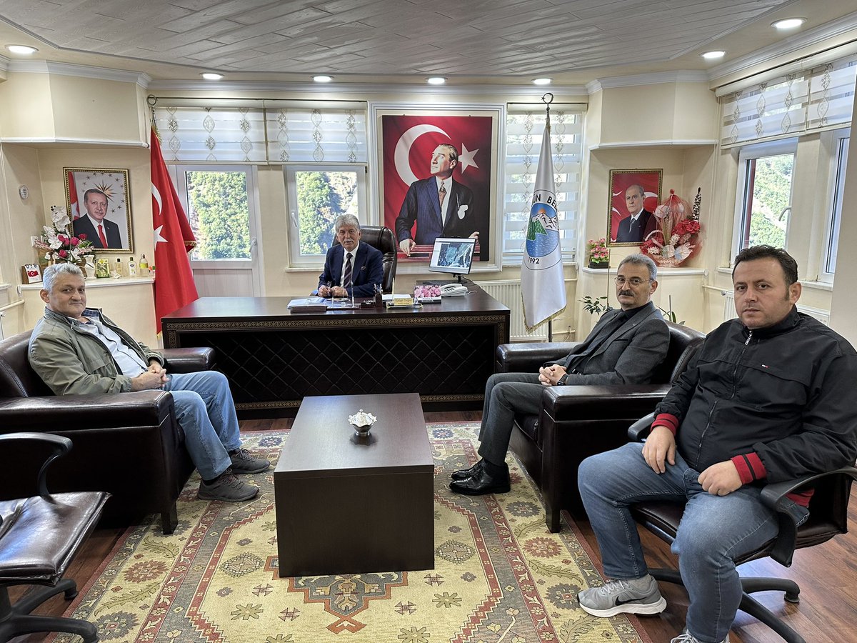 Gönül doslarını unutur sanmayın sakın
Bu can bedenden çıkmadan bakın
Ne handan geçerim ne yoldan bezerim 
Çay kahve neki söz var dostlarım