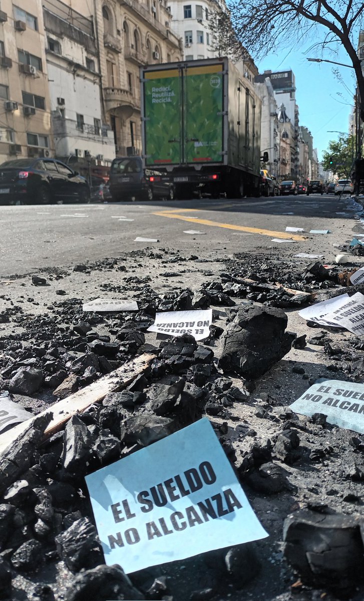 Protestas en #BuenosAires #Arg Una foto que simboliza los reclamos de la gente.
