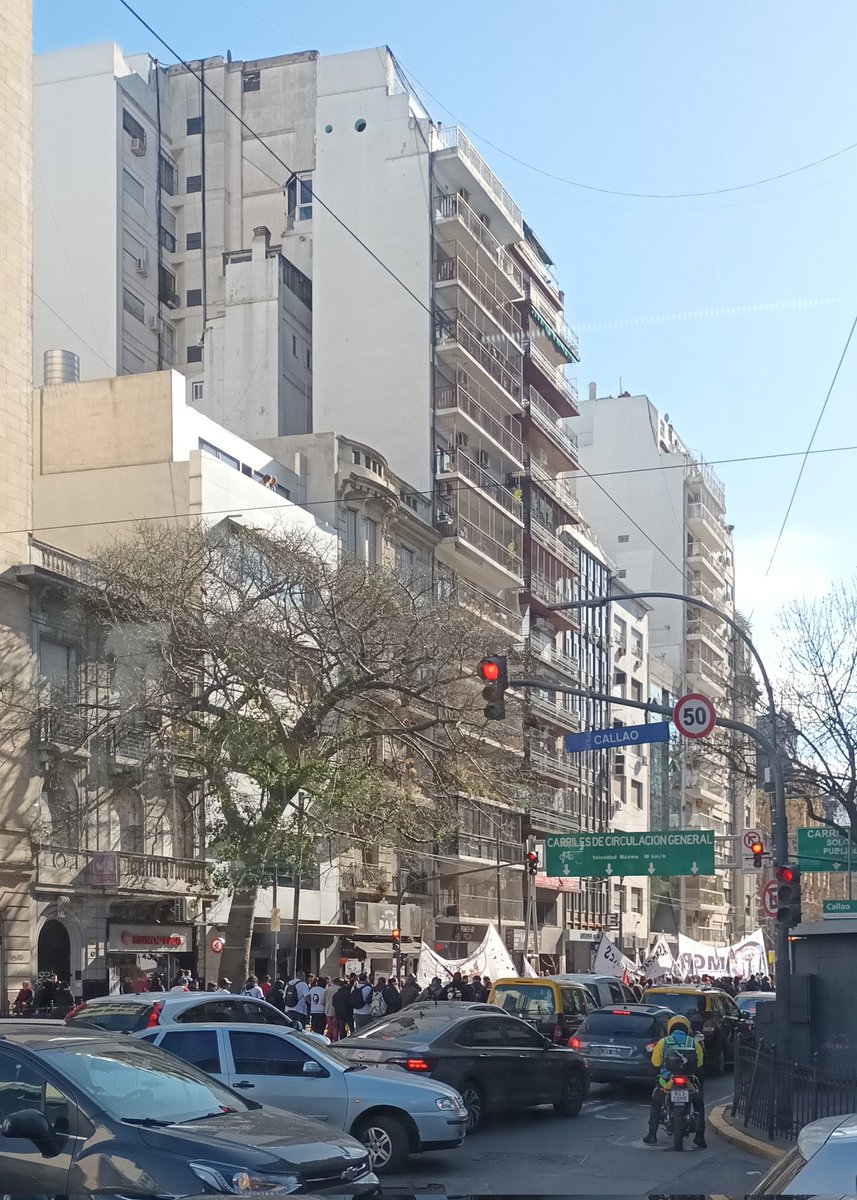 La gente en la calle reclamando. #BuenosAires #Arg Caos de #tránsito Av. Callao y Av. Córdoba.