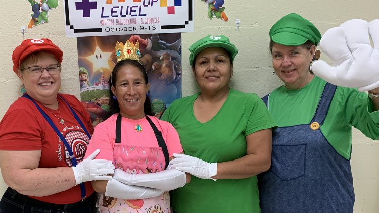 Our school nutrition staff really goes above and beyond to make lunch fun for the kids, even at middle and high schools! 

@WaxhawESNC @ParkwoodMSNC @NewSalemESNC @AntiochESNC @aghoulihan @coolonmoore
#loveservingtheu #NSLW23 #TeamUCPS #ucpsnc