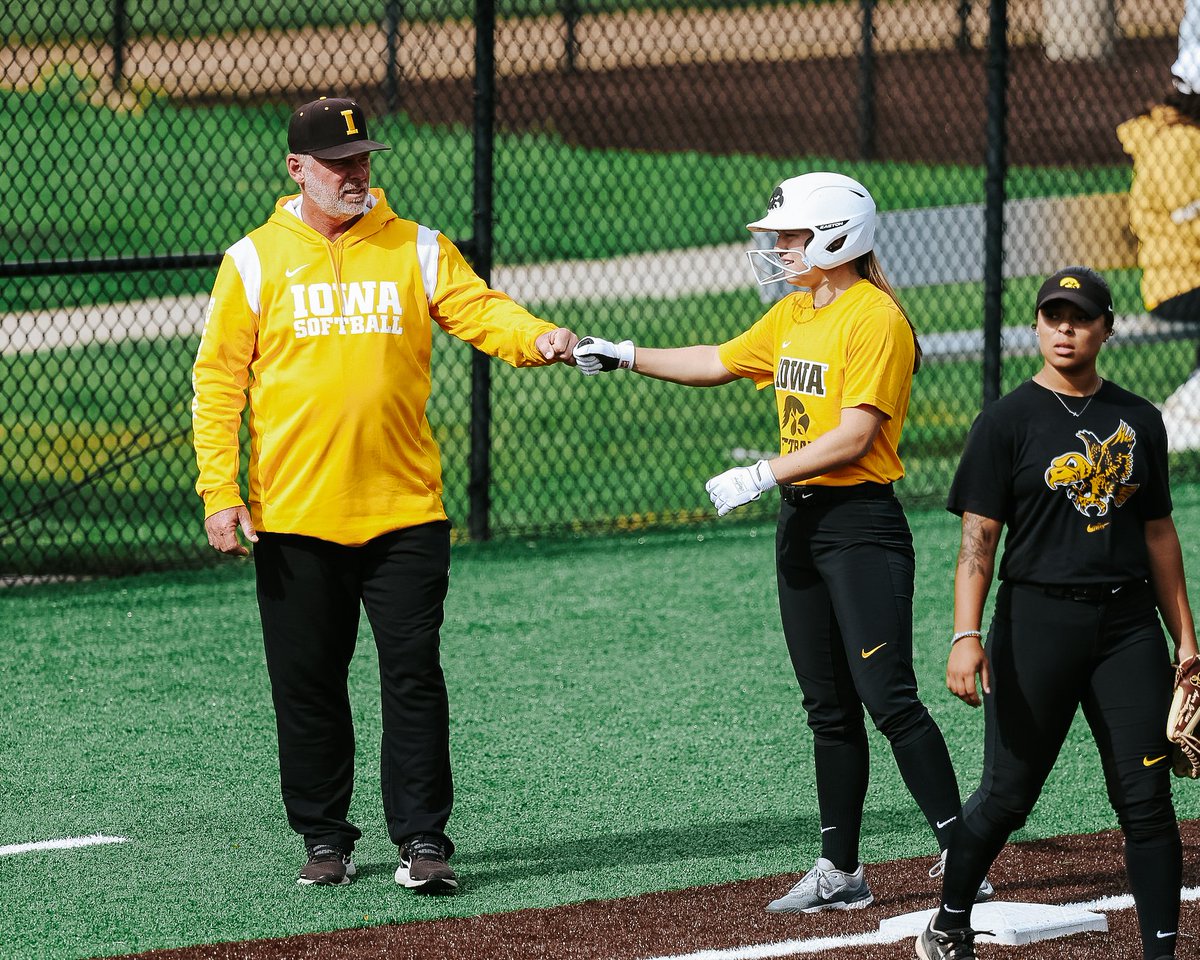 iowasoftball's tweet photo. Gold strikes back! 💥

RBIs from @rylie_moss, @YoungJena, @tatiannaroman and @sjberry2023 give the Gold Team the lead.

E3 | Gold 5, Black 1

#Hawkeyes https://t.co/Db4bY5Q1dd