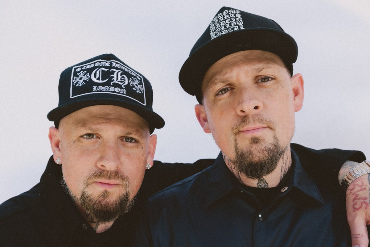 RollingStone's tweet image. Good Charlotte's @benjimadden
and @JoelMadden talk to Rolling Stone about the pop-punk revival, their Veeps live-streaming platform and why they have hopes the Gallagher brothers can reconcile. 

Interview: rollingstone.com/music/music-fe…