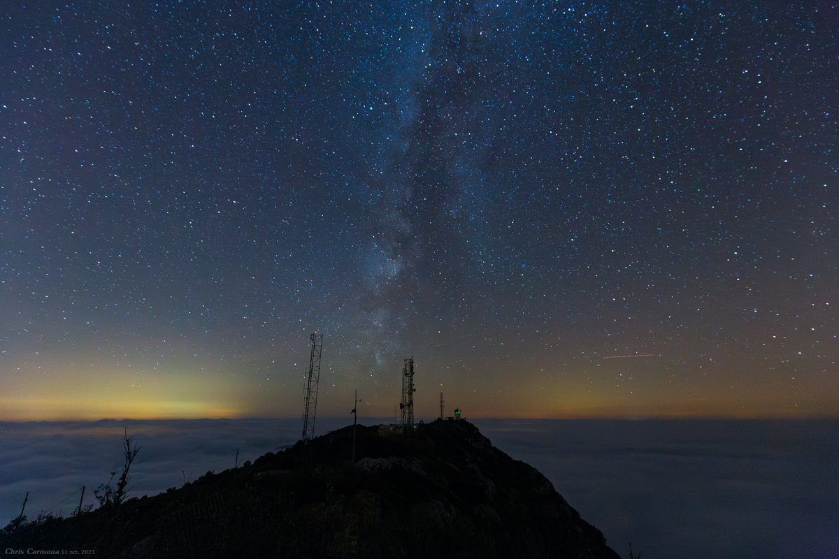 CCChrispic's tweet photo. Dans le noir, le calme absolu, voute céleste brillante, l'île isolée. Impression d'être sur une base à qulques années lumière de notre sombre humanité. La nuit dernière, au #RocBlanc #Herault, 942m. #merdenuages #seaofclouds #milkyway #meteo
HQ : https://t.co/fillmtjgaS https://t.co/26rGC49fMK