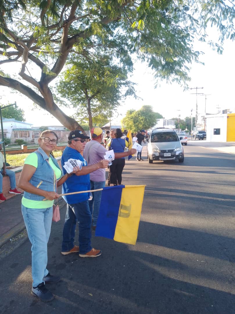 #12Octubre Equipo d Campaña 'VENEZUELA DIGNA Cdad Bolívar en plena faena de campaña en emblemática Plaza Páez de Vista Hermosa impulsando la Elección Primaria Presidencial y al candidato ANDRÉS VELÁSQUEZ
Gran aceptación de los electores y entusiasmo
VOTA tu VOTO ELIGE en Primaria