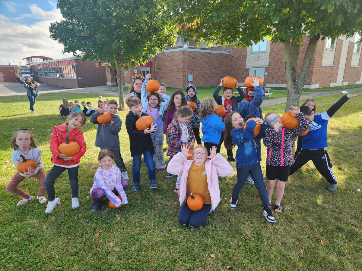 Village pumpkin patch! Thank you, Blodgett Farm, for great pumpkins.<a href="/1VillageHilton/">Village Elementary (Hilton)</a> <a href="/HiltonCSD/">Hilton CSD</a>  #mrsrootsclassadventures