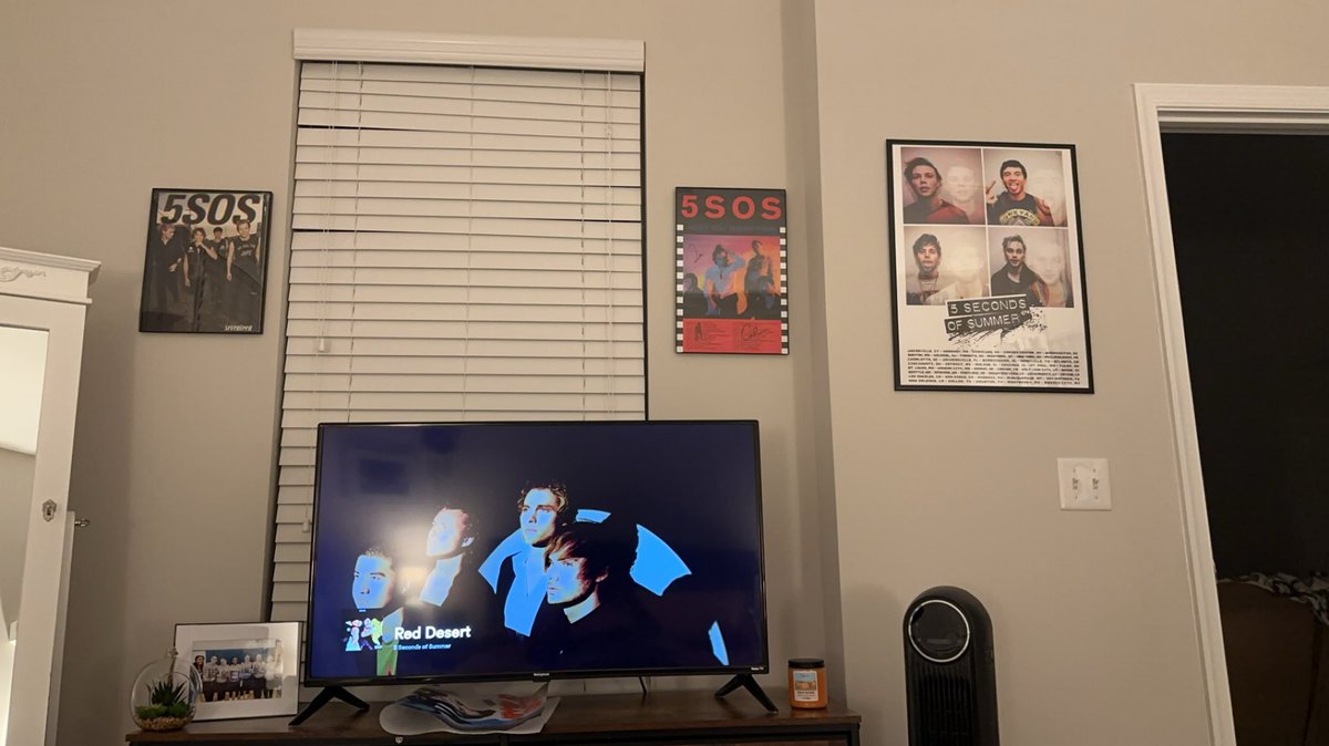 lo_sauce's tweet photo. I’ve found all my old 5sos posters, bought frames, and hung them up. https://t.co/pD5PzAOkfe