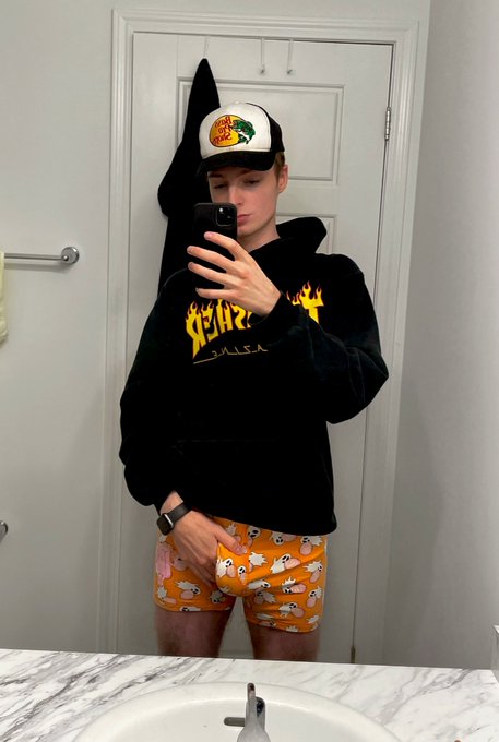Who wanna be my Halloween hookup? https://t.co/JyGv3ib12F