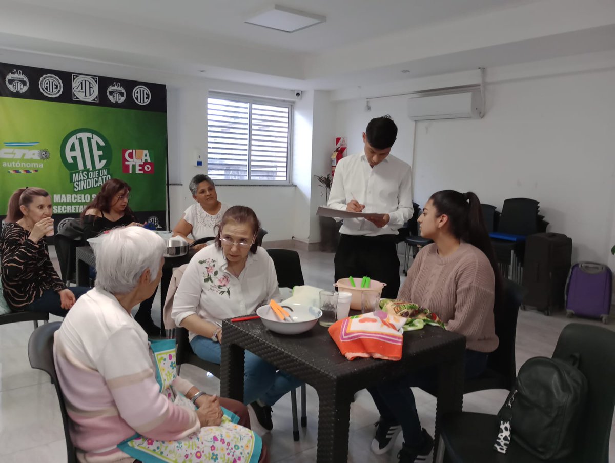 AteTucuman's tweet photo. Durante la tarde de hoy, en nuestra sede ubicada en calle Buenos Aires 672, se realizó una nueva clase de cocina sin TACC. 

👩‍🍳 En esta oportunidad, los compañeros aprendieron a elaborar el pan de Navidad. https://t.co/B1QRvQHM4a