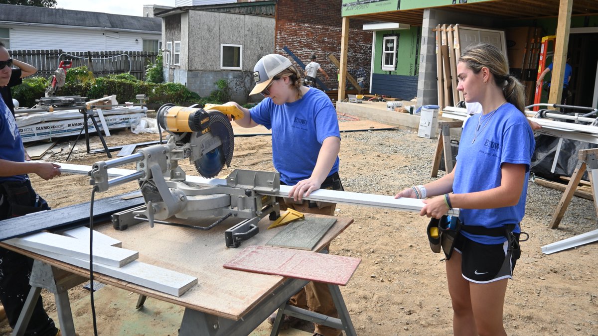 EtownCollege's tweet photo. A group of #etowncollege students and employees lived out the College’s #EducateForService motto by participating in the Center for Community and Civic Engagement’s (CCCE)’s annual Fall Break Service Trip, which took place on Oct. 5 through 7!
Read more: https://t.co/UvtAkXi4yZ. https://t.co/rHr4WjJTG0