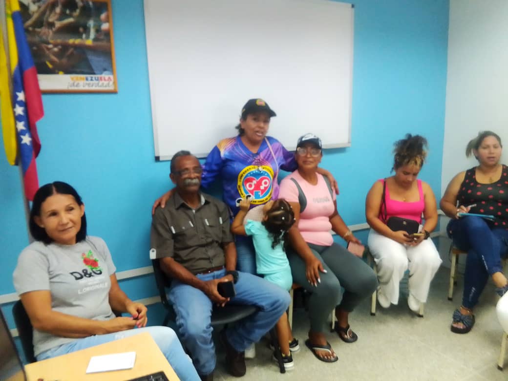 Confederación socialista amas y amos de casa Cojedes Eje9 sobre la conformación upas(unidad popular de la paz) con la presencia del director político del psuv Las 2 ubch del eje con la participación de 17 jefes de comunidad clap y 11 jefes de calles <a href="/NicolasMaduro/">Nicolás Maduro</a> <a href="/dcabe/">David Cabe</a>