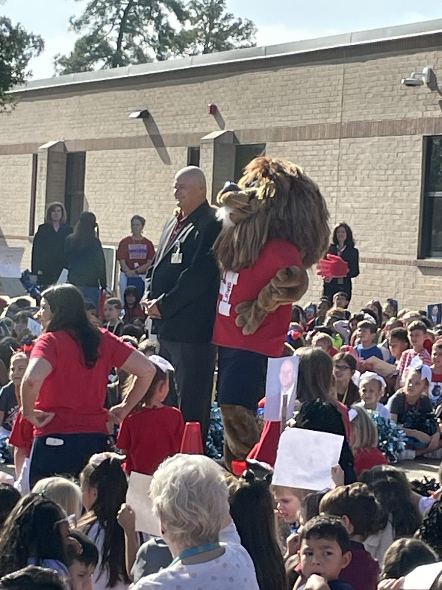 ChelsyAllen's tweet photo. We love you, Dr. Henry! Enjoy your retirement! @Hamilton_Lions @DrMarkHenry2 https://t.co/pXC3t0R645