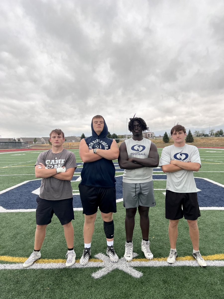 LNSFootball's tweet image. Here are our 4 senior captains. Also pictured are the winners of the week. Proud of y’all! 

🐊🏈