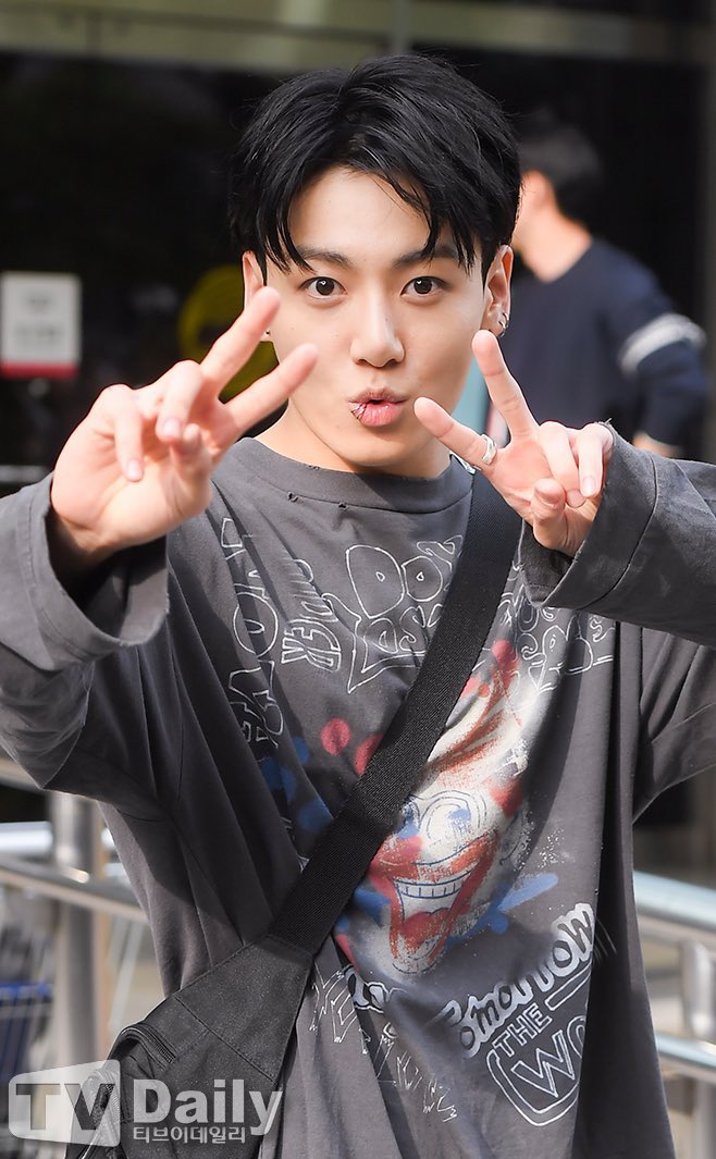 UniversBTS_'s tweet photo. 📸 Fotos do Jungkook deixando a KBS depois de ter feito a pre-gravação para o Music Bank! 🩷

LINDOOO! 😍

🦩 @BTS_twt https://t.co/YCSbQL4rBB