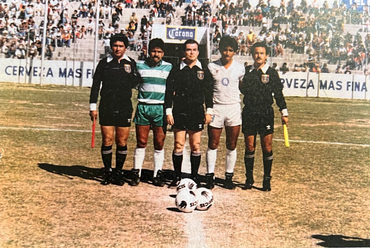 emaciasm's tweet photo. La foto que dicen que nunca sale. 20-mar-1988. J34, torneo 1987-88. 2a. División “A”. @ClubSantos 2, U.A. de Querétaro 0. Goles de @JGRTLR y José Armando “Mandis” Aguilar.
Árbitro Central: Fermín Hermosillo. Abanderados: Ricardo Aguirre (Roja) y Eduardo Muro Lobo (Amarilla) https://t.co/sDxTylHSYe