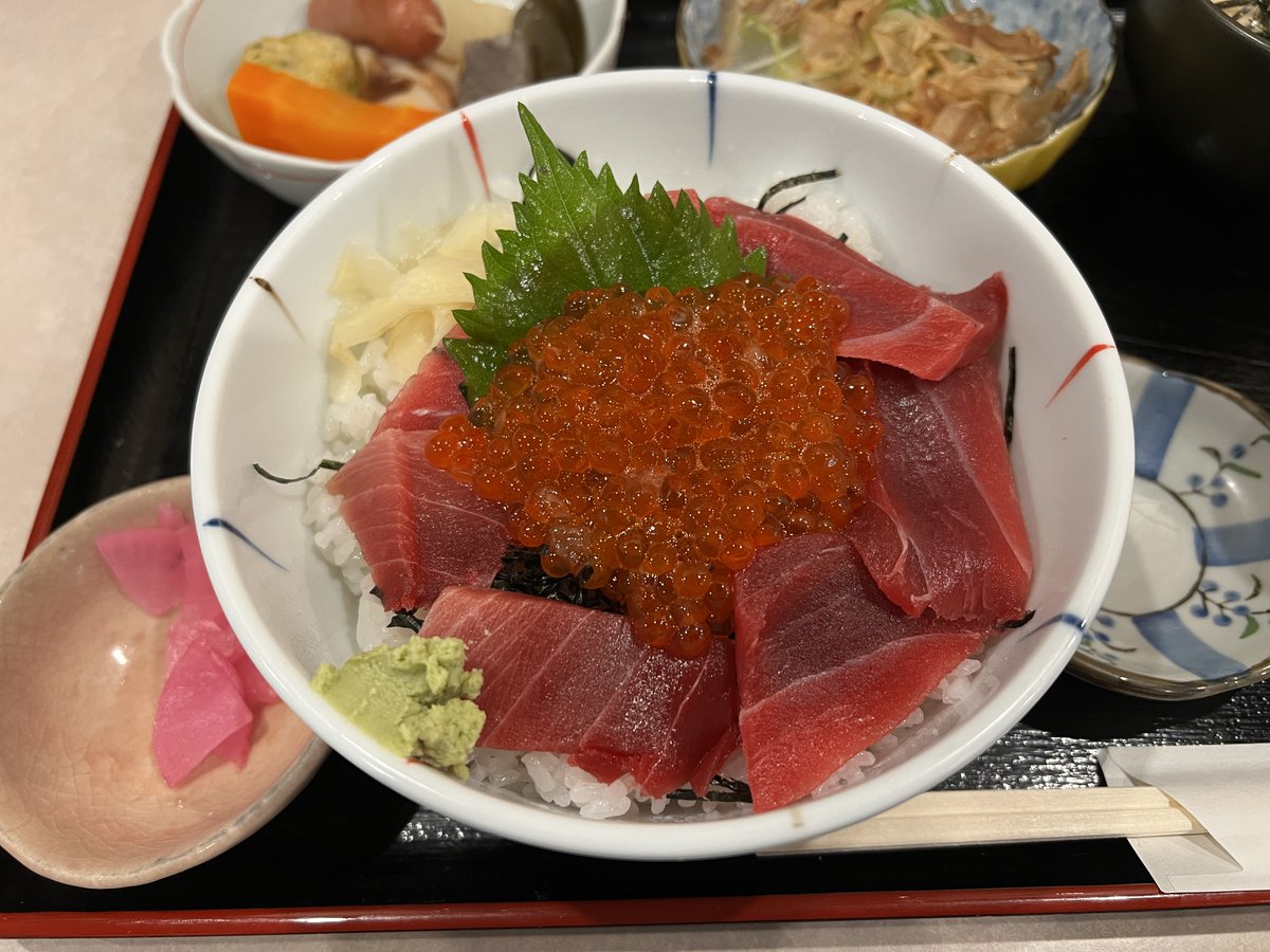 797binbo's tweet photo. #本郷 #hongo #tokyo
#食堂もり川 @morishoku_1919
鮪イクラ丼とおろしとトロロ
東大の帰りに再訪。しっとり旨味ある鮪。店内で筋子をバラしているせいか、鮮度高くねっとりまろやかな舌触りと濃厚な旨味あるイクラが漁港レベルに美味しい。
#ランチ #昼飯 #lunch #定食 #setmeal
#LeanTuna #SalmonRoe https://t.co/VhCRXQWQbL