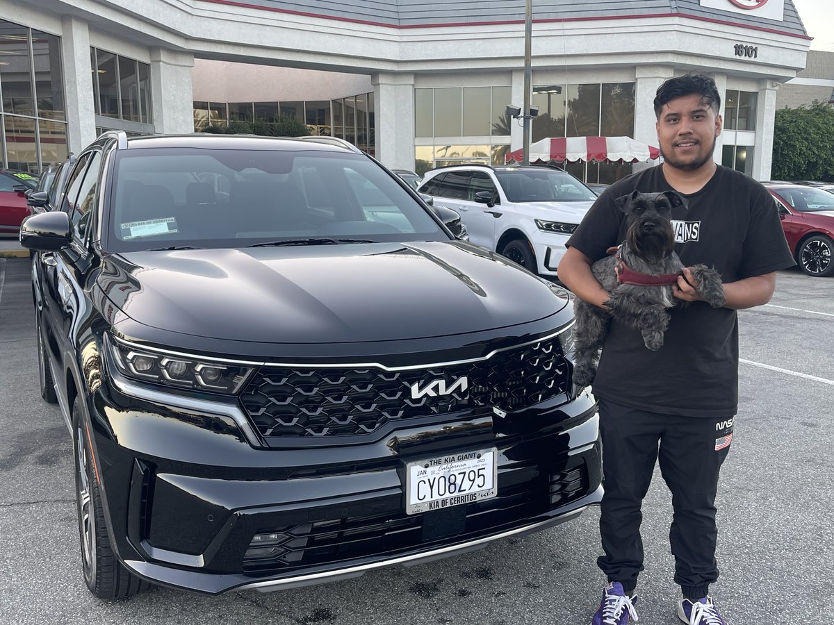 This is Erick Vivar and his dog Drogo with their new 2023 Sorento that they purchased from Maria Teresa!😍