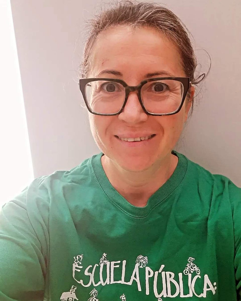rakelsani's tweet photo. Hoy 12 de octubre, es el Día Mundial de las Enfermedades Reumáticas, y nos vestimos de color verde para dar visibilidad a estas patologías 💚 #vendeverde23 #OctAR23 @ConArtritis https://t.co/tnVKoQ3NWL